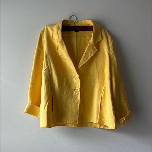 Ellen Tracy Jackets & Blazers - Ellen Tracy button up yellow blazer size L‎